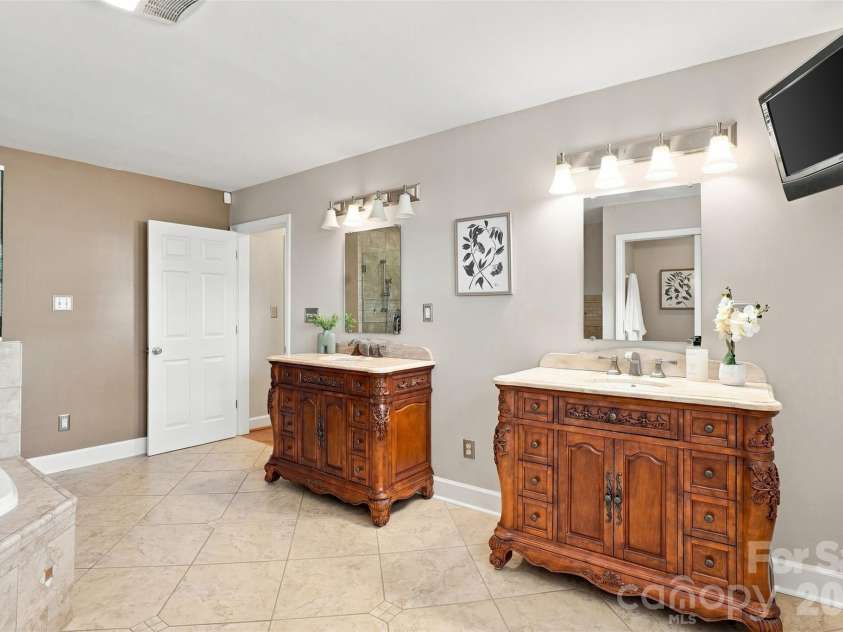 7800 Browne Road, Charlotte, NC 28269.  MLS# CAR4412543, YatesRealty ID 42888. 