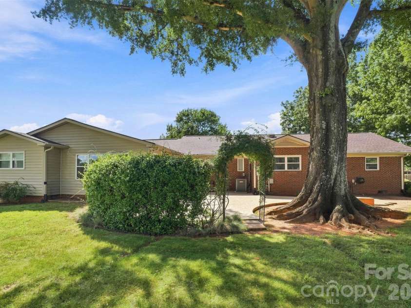 7800 Browne Road, Charlotte, NC 28269.  MLS# CAR4412543, YatesRealty ID 42888. 