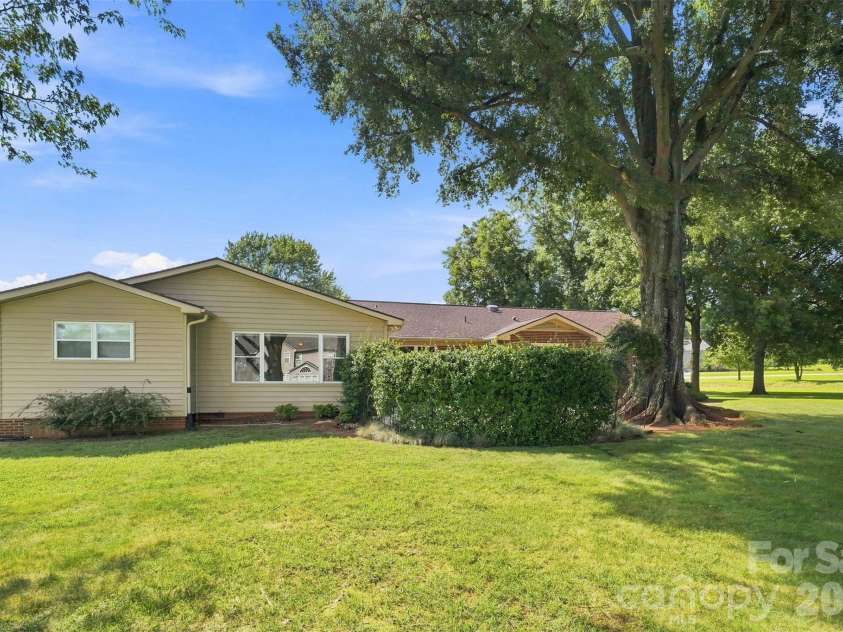7800 Browne Road, Charlotte, NC 28269.  MLS# CAR4412543, YatesRealty ID 42888. 