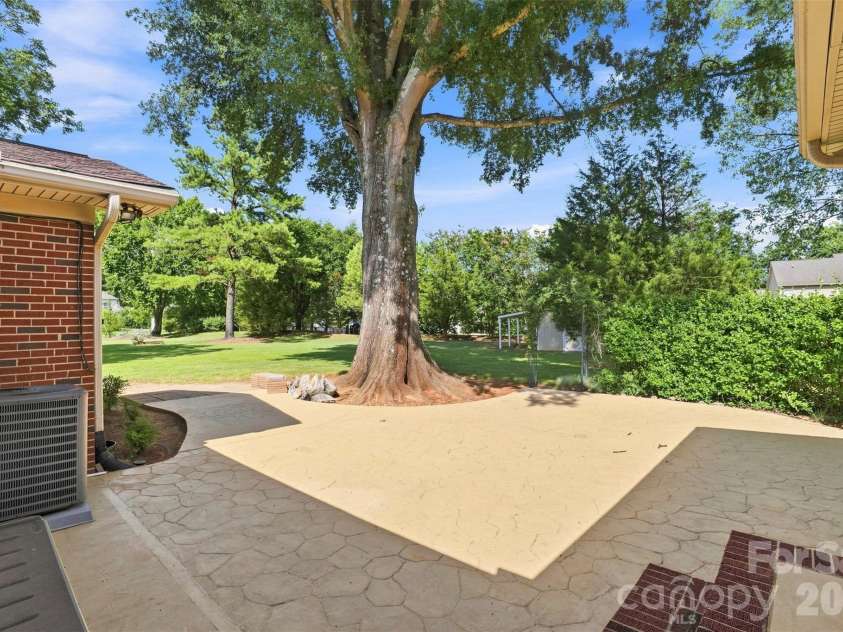7800 Browne Road, Charlotte, NC 28269.  MLS# CAR4412543, YatesRealty ID 42888. 