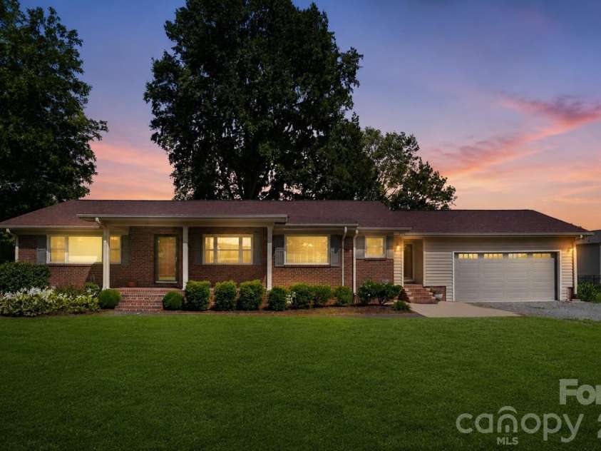 7800 Browne Road, Charlotte, NC 28269.  MLS# CAR4412543, YatesRealty ID 42888. 