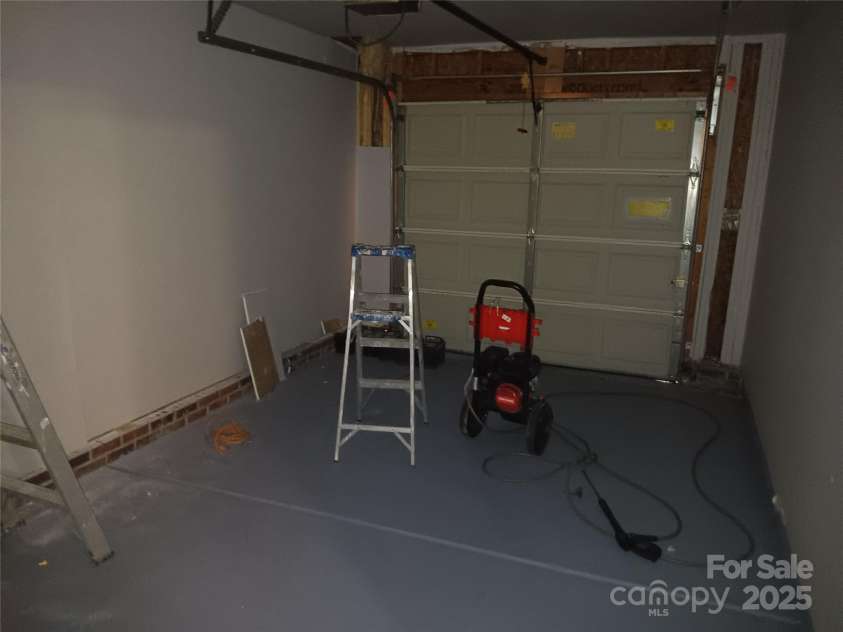 2009 Dunsmore Lane, Waxhaw, NC 28173.  MLS# CAR4288178, YatesRealty ID 4289. Garage