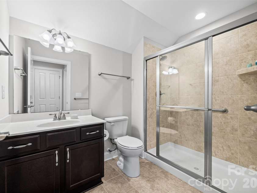 1140 Avalon Place, Matthews, NC 28104.  MLS# CAR4407609, YatesRealty ID 42890. Upstairs bath