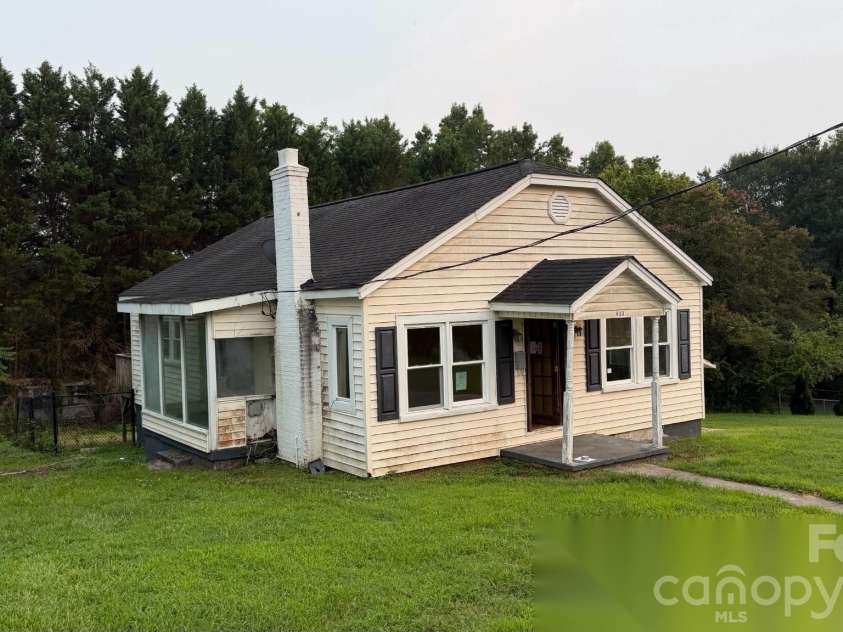 803 Grove Street, Lincolnton, NC 28092.  MLS# CAR4413290, YatesRealty ID 42893. 