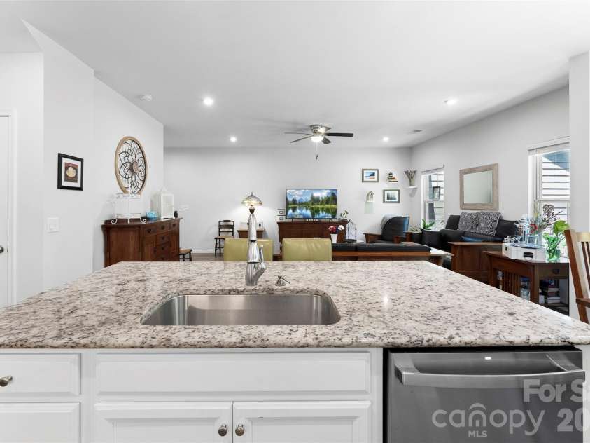140 Beacon Drive, Mooresville, NC 28117.  MLS# CAR4401675, YatesRealty ID 42897. 