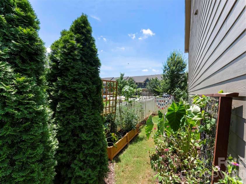 140 Beacon Drive, Mooresville, NC 28117.  MLS# CAR4401675, YatesRealty ID 42897. 