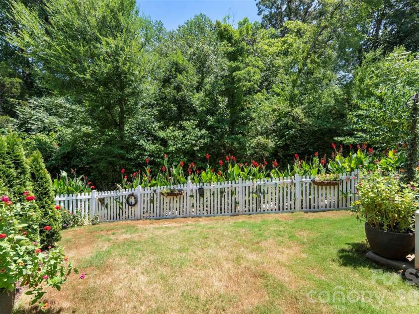 140 Beacon Drive, Mooresville, NC 28117.  MLS# CAR4401675, YatesRealty ID 42897. 