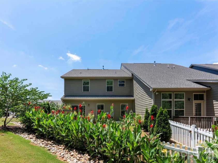 140 Beacon Drive, Mooresville, NC 28117.  MLS# CAR4401675, YatesRealty ID 42897. 