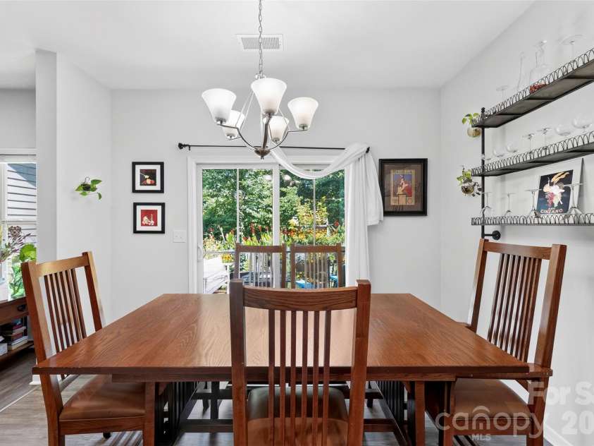 140 Beacon Drive, Mooresville, NC 28117.  MLS# CAR4401675, YatesRealty ID 42897. Dining area