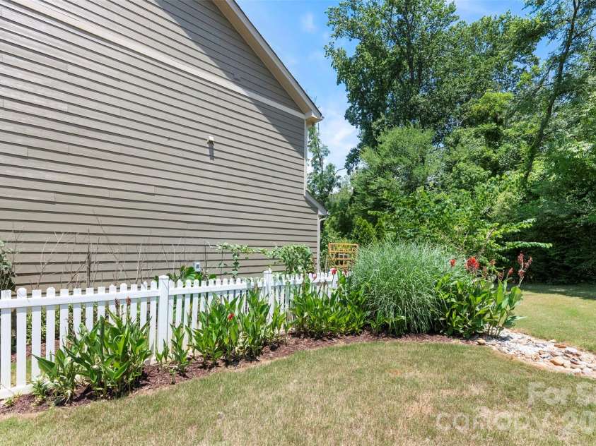 140 Beacon Drive, Mooresville, NC 28117.  MLS# CAR4401675, YatesRealty ID 42897. End unit with fully fenced back yard
