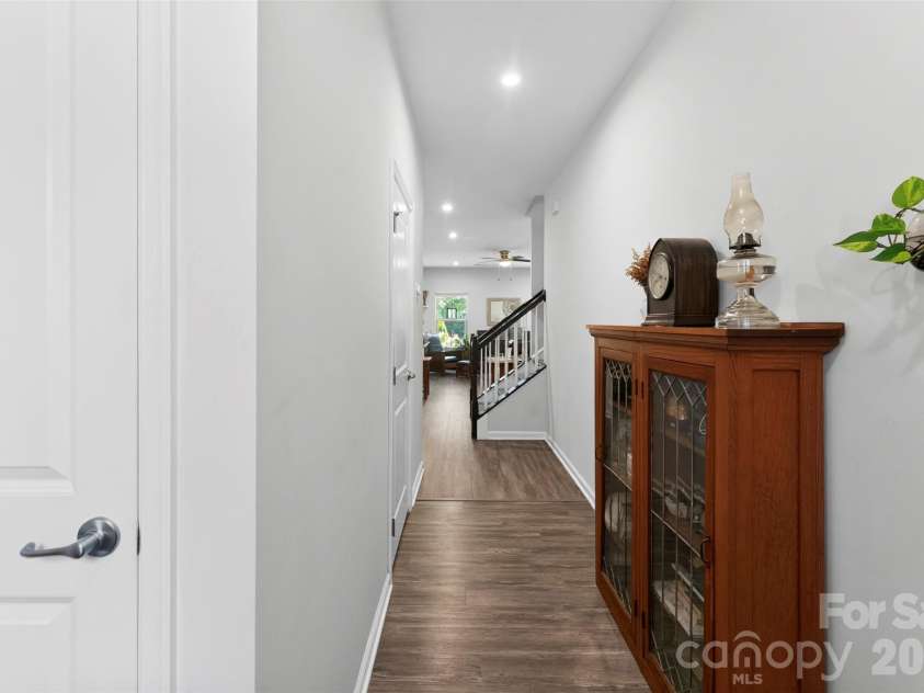 140 Beacon Drive, Mooresville, NC 28117.  MLS# CAR4401675, YatesRealty ID 42897. Entry hallway