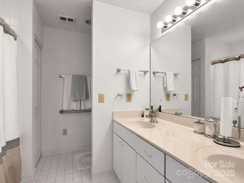 1465 Lakeshore Drive, Lake Junaluska, NC 28745.  MLS# CAR4294485, YatesRealty ID 4290. Primary Bath