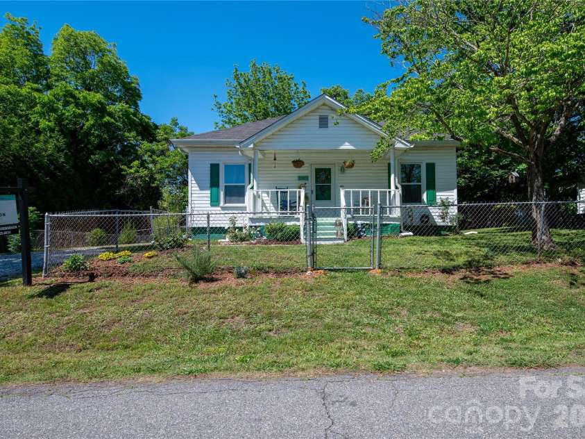 302 Park Avenue, Mount Holly, NC 28120.  MLS# CAR4356962, YatesRealty ID 4290. 