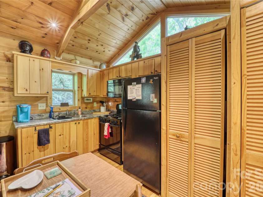 125 Hummingbird Lane, Newland, NC 28657.  MLS# CAR4357374, YatesRealty ID 4291. 