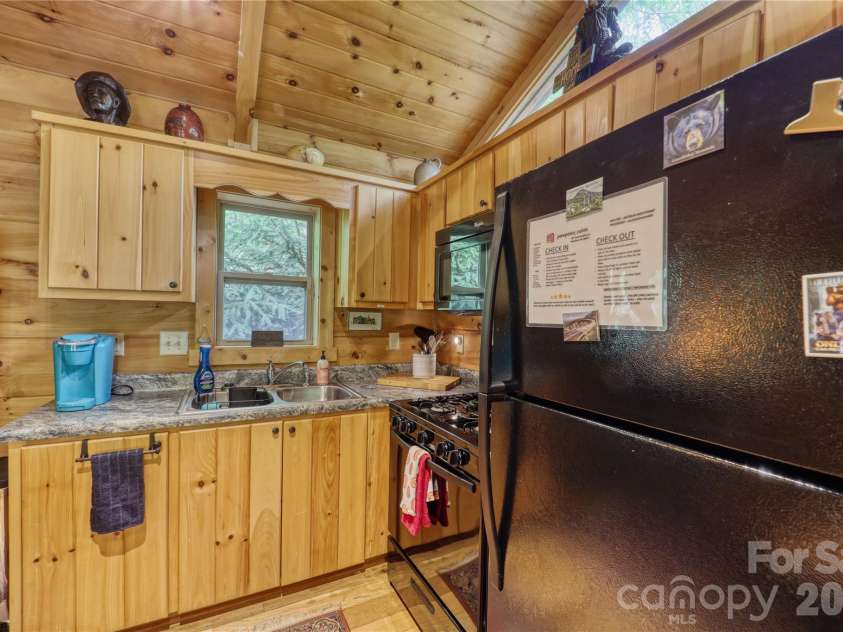 125 Hummingbird Lane, Newland, NC 28657.  MLS# CAR4357374, YatesRealty ID 4291. 