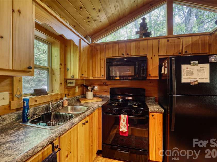125 Hummingbird Lane, Newland, NC 28657.  MLS# CAR4357374, YatesRealty ID 4291. 