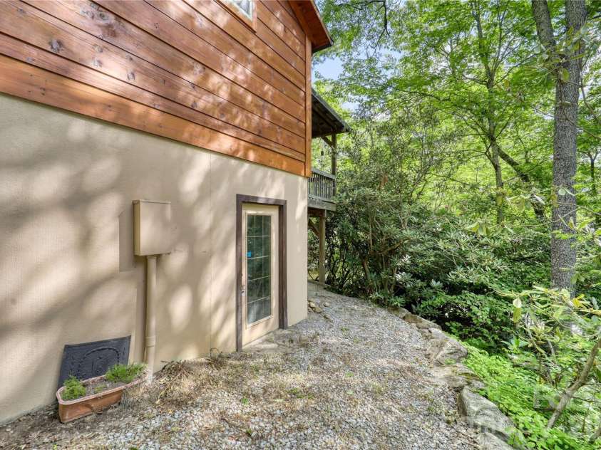 125 Hummingbird Lane, Newland, NC 28657.  MLS# CAR4357374, YatesRealty ID 4291. 