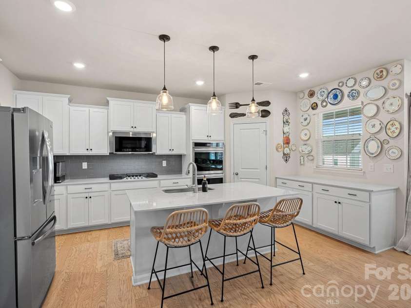262 Abersham Drive, Mooresville, NC 28115.  MLS# CAR4409392, YatesRealty ID 42916. Gourmet kitchen.