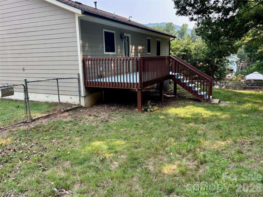 21 Ashwood Drive, Asheville, NC 28803.  MLS# CAR4404647, YatesRealty ID 42917. Back Yard with Deck