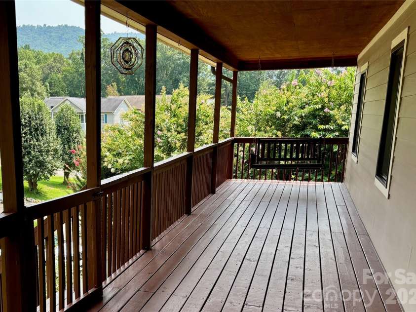 21 Ashwood Drive, Asheville, NC 28803.  MLS# CAR4404647, YatesRealty ID 42917. Expansive Deck