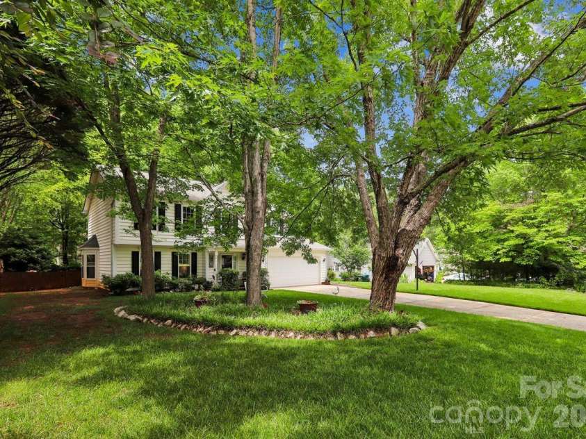 3009 Oakcroft Drive, Matthews, NC 28105.  MLS# CAR4386062, YatesRealty ID 42919. 