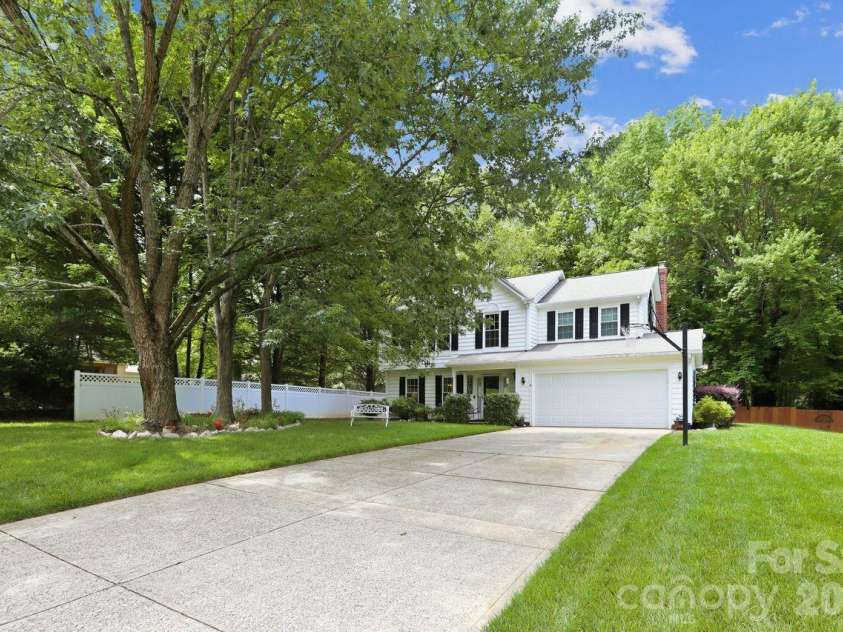 3009 Oakcroft Drive, Matthews, NC 28105.  MLS# CAR4386062, YatesRealty ID 42919. 