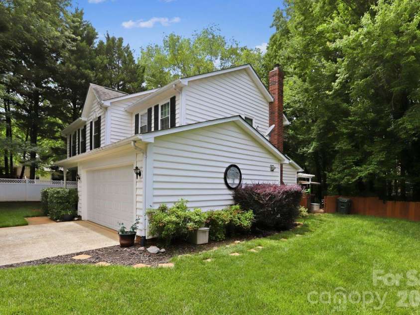 3009 Oakcroft Drive, Matthews, NC 28105.  MLS# CAR4386062, YatesRealty ID 42919. 