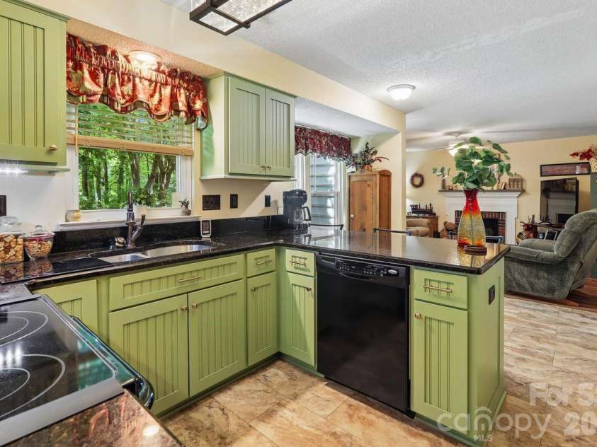 3009 Oakcroft Drive, Matthews, NC 28105.  MLS# CAR4386062, YatesRealty ID 42919. 