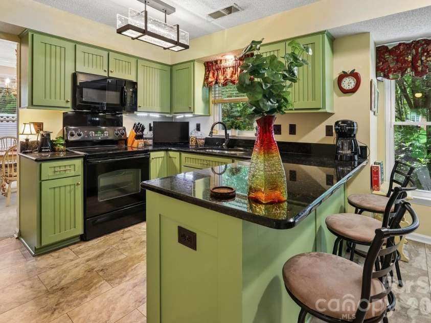 3009 Oakcroft Drive, Matthews, NC 28105.  MLS# CAR4386062, YatesRealty ID 42919. 