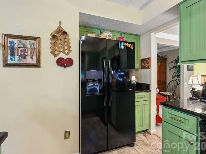 3009 Oakcroft Drive, Matthews, NC 28105.  MLS# CAR4386062, YatesRealty ID 42919. 