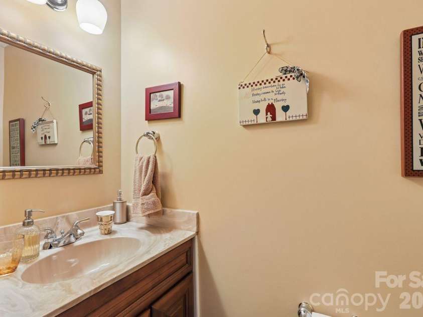 3009 Oakcroft Drive, Matthews, NC 28105.  MLS# CAR4386062, YatesRealty ID 42919. 