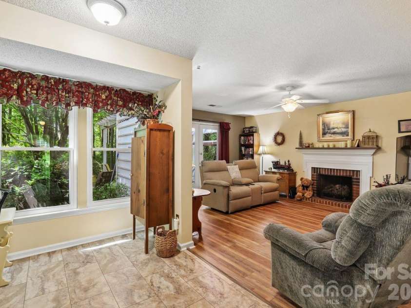3009 Oakcroft Drive, Matthews, NC 28105.  MLS# CAR4386062, YatesRealty ID 42919. 