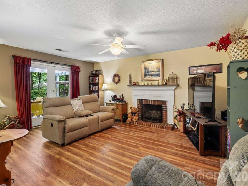 3009 Oakcroft Drive, Matthews, NC 28105.  MLS# CAR4386062, YatesRealty ID 42919. 