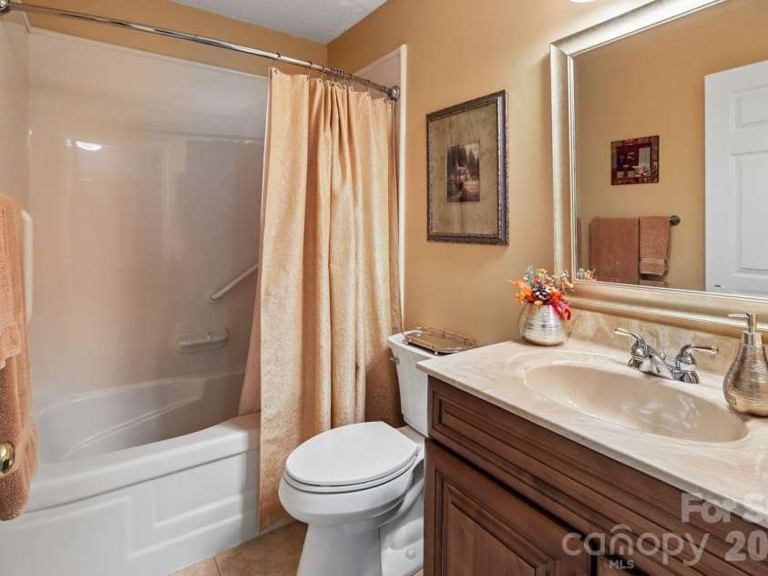 3009 Oakcroft Drive, Matthews, NC 28105.  MLS# CAR4386062, YatesRealty ID 42919. 