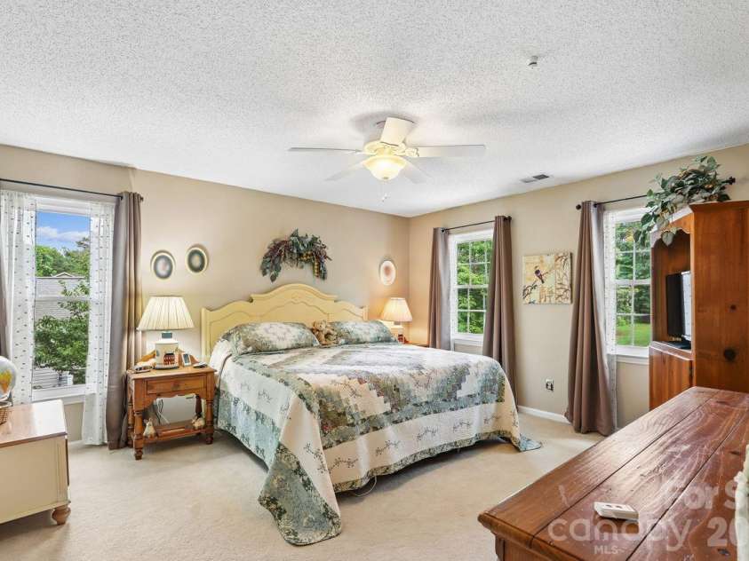 3009 Oakcroft Drive, Matthews, NC 28105.  MLS# CAR4386062, YatesRealty ID 42919. 