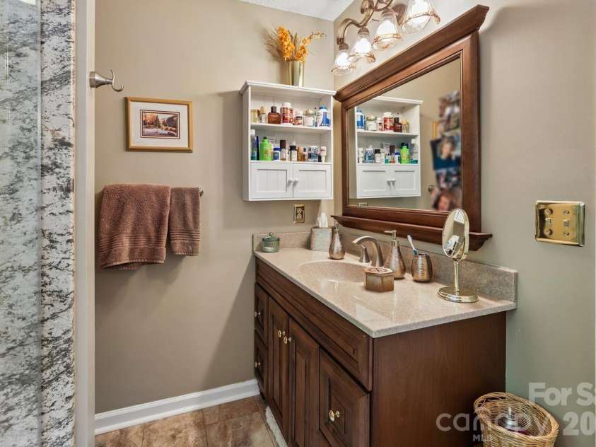 3009 Oakcroft Drive, Matthews, NC 28105.  MLS# CAR4386062, YatesRealty ID 42919. 