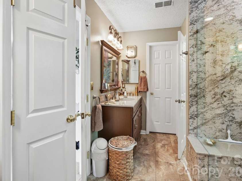 3009 Oakcroft Drive, Matthews, NC 28105.  MLS# CAR4386062, YatesRealty ID 42919. 