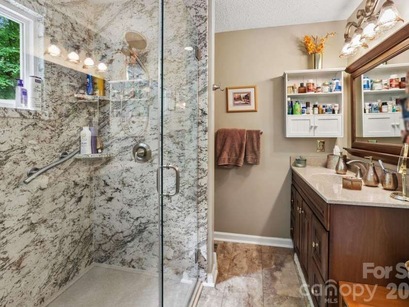 3009 Oakcroft Drive, Matthews, NC 28105.  MLS# CAR4386062, YatesRealty ID 42919. 