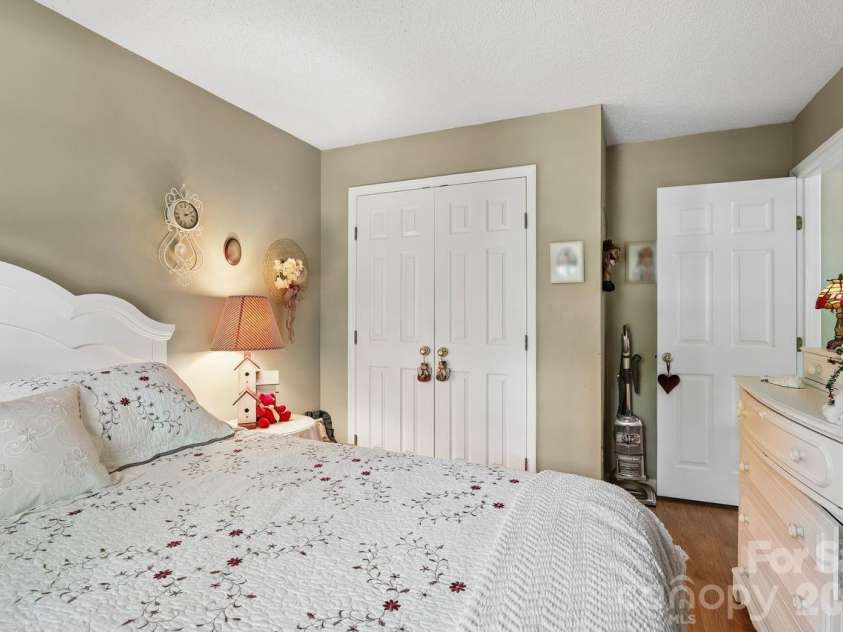 3009 Oakcroft Drive, Matthews, NC 28105.  MLS# CAR4386062, YatesRealty ID 42919. 