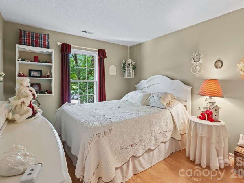 3009 Oakcroft Drive, Matthews, NC 28105.  MLS# CAR4386062, YatesRealty ID 42919. 