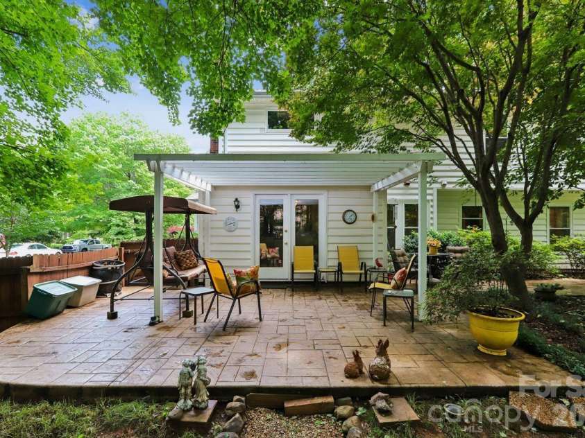 3009 Oakcroft Drive, Matthews, NC 28105.  MLS# CAR4386062, YatesRealty ID 42919. 