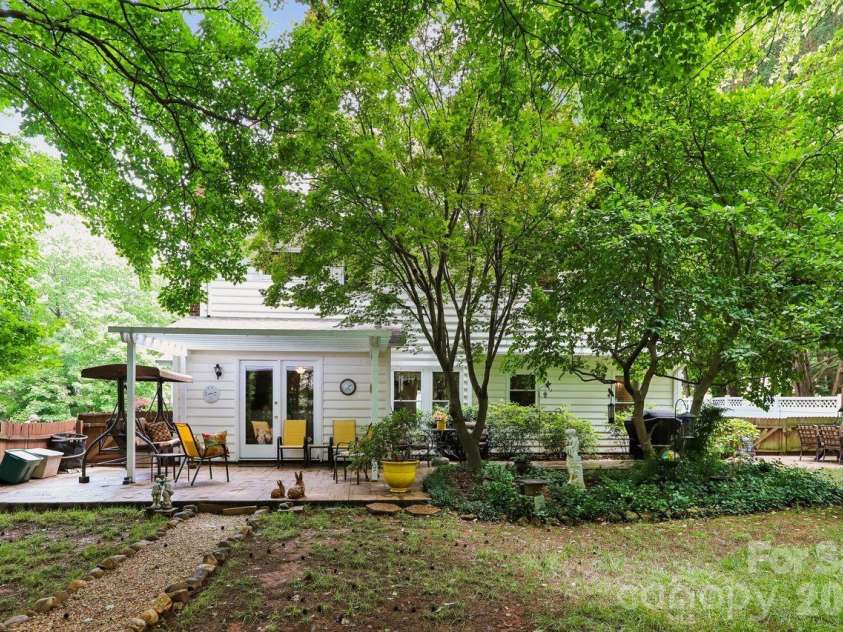 3009 Oakcroft Drive, Matthews, NC 28105.  MLS# CAR4386062, YatesRealty ID 42919. 