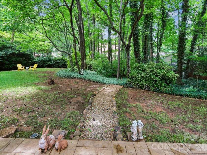 3009 Oakcroft Drive, Matthews, NC 28105.  MLS# CAR4386062, YatesRealty ID 42919. 