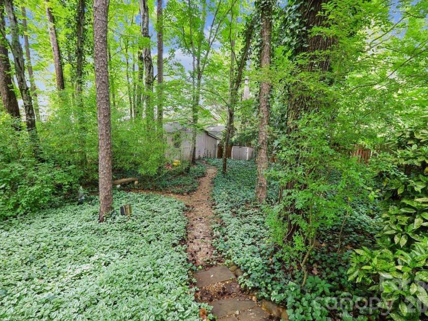 3009 Oakcroft Drive, Matthews, NC 28105.  MLS# CAR4386062, YatesRealty ID 42919. 