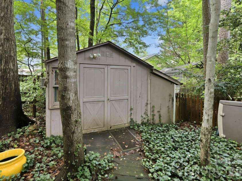 3009 Oakcroft Drive, Matthews, NC 28105.  MLS# CAR4386062, YatesRealty ID 42919. 
