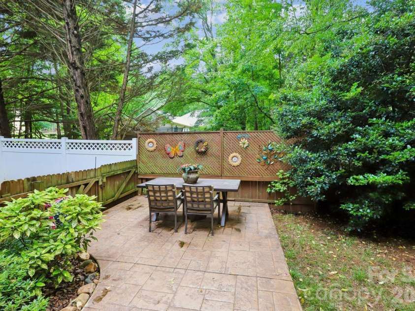 3009 Oakcroft Drive, Matthews, NC 28105.  MLS# CAR4386062, YatesRealty ID 42919. 
