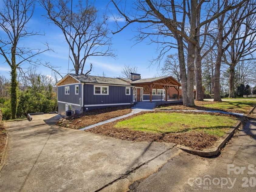223 Park Drive, Morganton, NC 28655.  MLS# CAR4357060, YatesRealty ID 4292. 