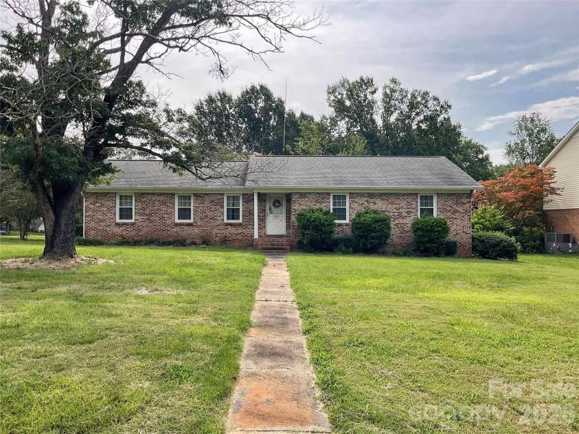 14232 Springwater Drive, Matthews, NC 28105.  MLS# CAR4407317, YatesRealty ID 42920. 