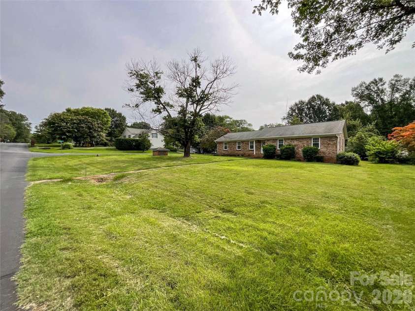 14232 Springwater Drive, Matthews, NC 28105.  MLS# CAR4407317, YatesRealty ID 42920. 