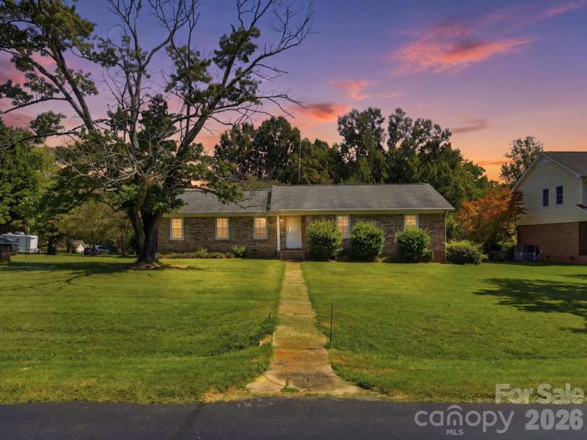14232 Springwater Drive, Matthews, NC 28105.  MLS# CAR4407317, YatesRealty ID 42920. 